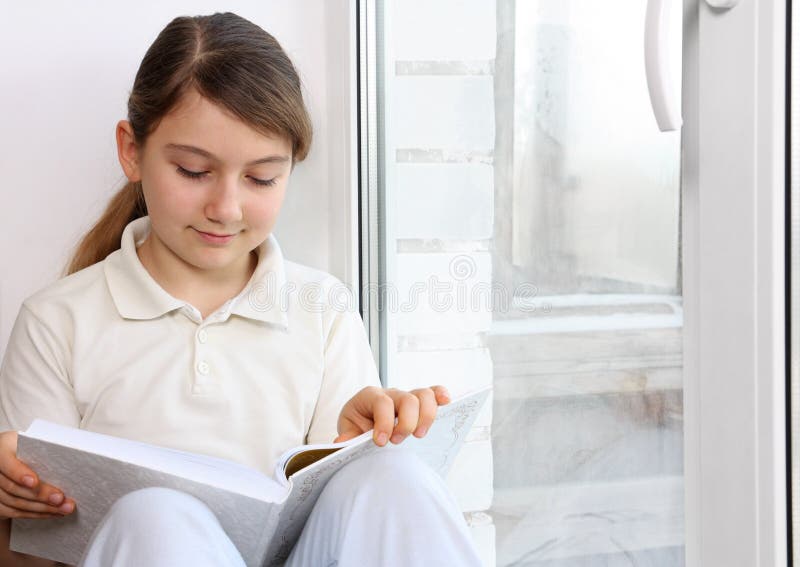 Frau Sitzt Auf Fenster Und Dem Lesen Stockfoto Bild von
