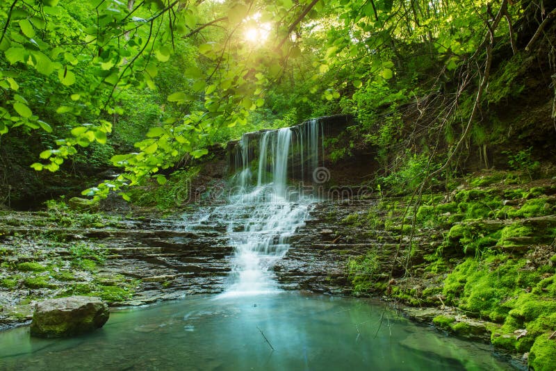 125m Bulgaria colldet10532 com dreamstime wzrosta tutaj wysokiego href http krajobrazowi krajobrazy więcej halny naturalny zjawis. Piękna halna tropikalny las deszczowy siklawa z szybką bieżącą wodą i skałami, długi ujawnienie Naturalnej sezonowej podróży plenerowy tło z słońcem shihing