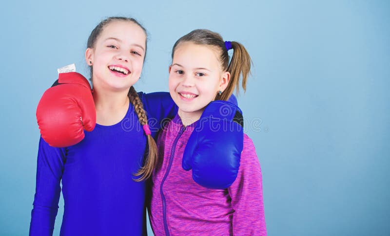 M?dchen im Verpackensport Boxerkinder in den Boxhandschuhen ?berzeugter Teenager Weibliche Boxer Verpacken liefern strenge Diszip stockbild M?dchen im Verpackensport Boxerkinder in den Boxhandschuhen ?berzeugter Teenager Weibliche Boxer Verpacken liefern strenge Diszip stockbild