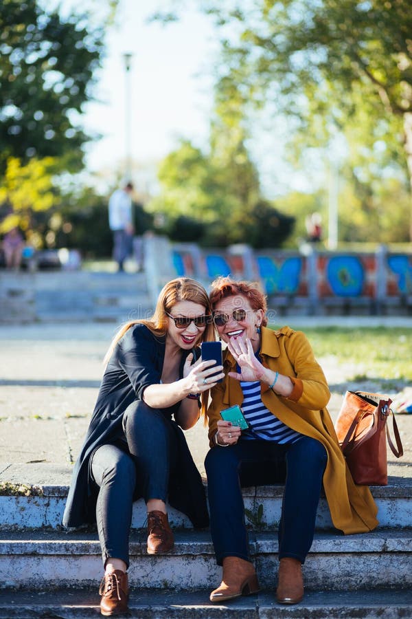 M?e madura e filha adulta que tomam o selfie foto de stock M?e madura e filha adulta que tomam o selfie foto de stock