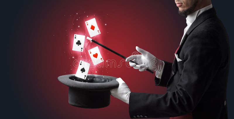 M?gico que faz o truque com os cart?es da varinha e de jogo foto de stock royalty free M?gico que faz o truque com os cart?es da varinha e de jogo foto de stock royalty free