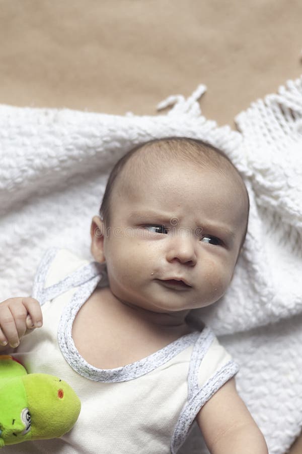 2 m?nad att behandla som ett barn att ligga f?r pojke N?rbilden av f?rtjusande gulligt nyf?tt behandla som ett barn pojken av tv? fotografering för bildbyråer 2 m?nad att behandla som ett barn att ligga f?r pojke N?rbilden av f?rtjusande gulligt nyf?tt behandla som ett barn pojken av tv? fotografering för bildbyråer