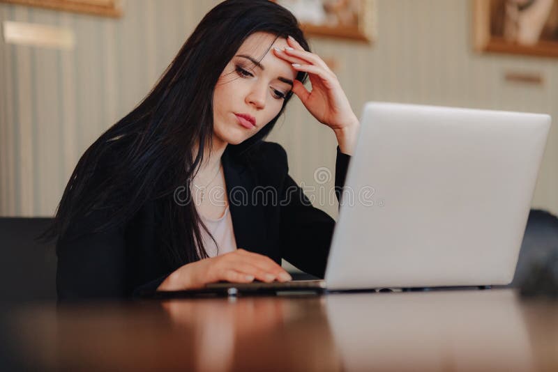 M?oda atrakcyjna emocjonalna dziewczyna w stylu odzie?owym obsiadaniu przy biurkiem na telefonie w i laptopie audytorium lub biur zdjęcie royalty free M?oda atrakcyjna emocjonalna dziewczyna w stylu odzie?owym obsiadaniu przy biurkiem na telefonie w i laptopie audytorium lub biur zdjęcie royalty free