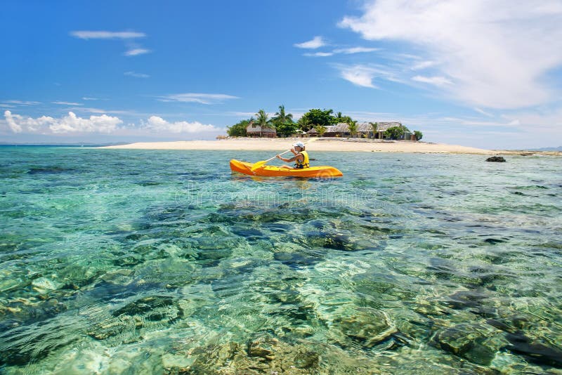 M?oda kobieta kayaking blisko Po?udniowego morza wyspy, Mamanuca wyspy grupa, Fiji zdjęcia stock M?oda kobieta kayaking blisko Po?udniowego morza wyspy, Mamanuca wyspy grupa, Fiji zdjęcia stock