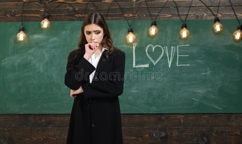 M?oda ?liczna nastoletnia dziewczyna w sali lekcyjnej przy blackboard gotowa do szko?y Popiera szko?a i stwarza ognisko domowe uc obrazy stock M?oda ?liczna nastoletnia dziewczyna w sali lekcyjnej przy blackboard gotowa do szko?y Popiera szko?a i stwarza ognisko domowe uc obrazy stock