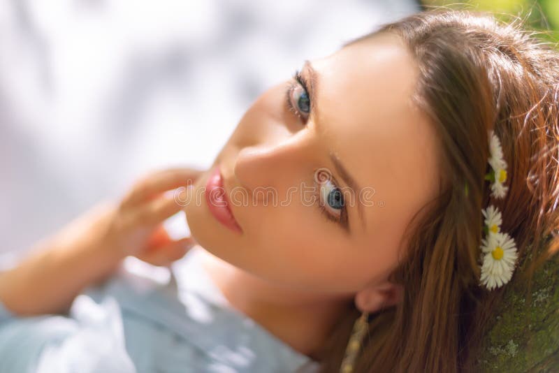 M?oda pi?kna dziewczyna z doskonali? sk?r? i makeup pozuje w wiosna parka scenerii, patrzeje kamer? wspania?y obrazy stock M?oda pi?kna dziewczyna z doskonali? sk?r? i makeup pozuje w wiosna parka scenerii, patrzeje kamer? wspania?y obrazy stock