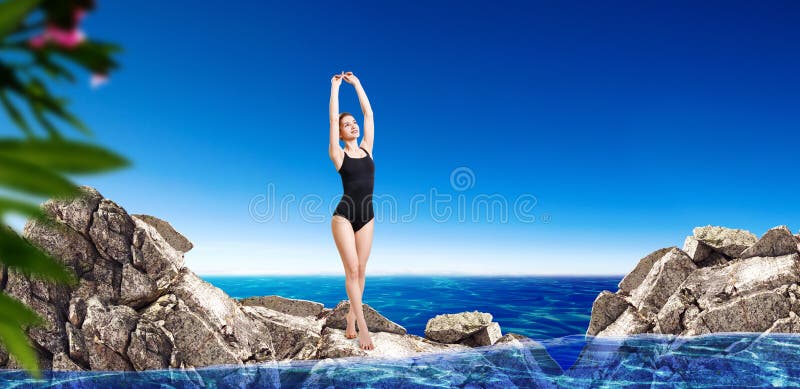 M?oda sporty kobieta w czarnym swimwear gotowym skaka? w wodzie zdjęcie royalty free M?oda sporty kobieta w czarnym swimwear gotowym skaka? w wodzie zdjęcie royalty free