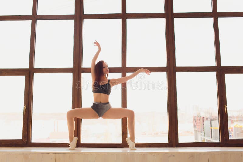 M?odej pi?knej kobiety ?wiczy joga, gimnastyczny i Wellness poj?cie Klasy w pojedynczych sportach zdjęcia royalty free M?odej pi?knej kobiety ?wiczy joga, gimnastyczny i Wellness poj?cie Klasy w pojedynczych sportach zdjęcia royalty free