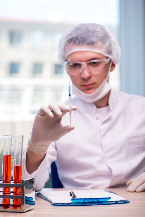 Młody chemik pracuje w lab fotografia royalty free