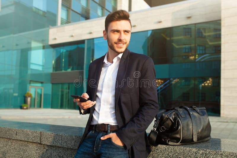 M?ody miastowy fachowy m??czyzna u?ywa m?drze telefon Biznesmena mienia mobilny smartphone u?ywa? app sms texting wiadomo?? jest obraz royalty free M?ody miastowy fachowy m??czyzna u?ywa m?drze telefon Biznesmena mienia mobilny smartphone u?ywa? app sms texting wiadomo?? jest obraz royalty free