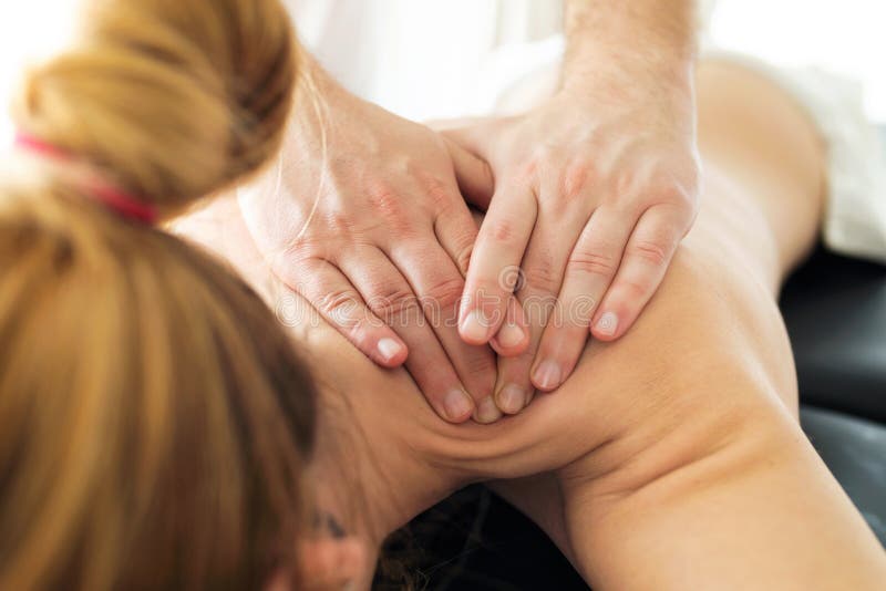 M?ody physiotherapist robi tylnemu traktowaniu pacjent w fizjoterapia pokoju zdjęcie royalty free M?ody physiotherapist robi tylnemu traktowaniu pacjent w fizjoterapia pokoju zdjęcie royalty free