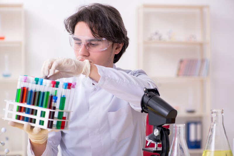 M?ody m?ski biochemik pracuje w lab obraz stock M?ody m?ski biochemik pracuje w lab obraz stock