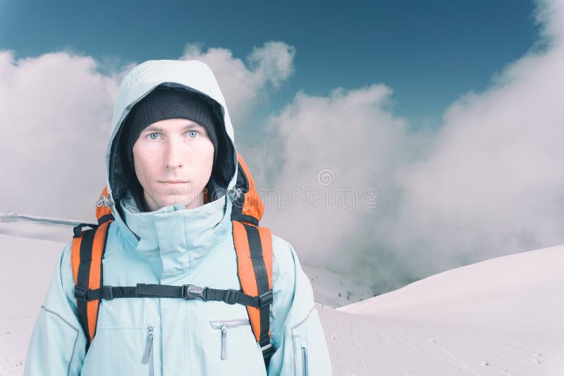 M?ody m?ski halny arywista patrzeje kamer? na zima halnym odg?rnym widoku Frontowy widok Aktywny styl ?ycia w zimnej pogodzie fotografia royalty free M?ody m?ski halny arywista patrzeje kamer? na zima halnym odg?rnym widoku Frontowy widok Aktywny styl ?ycia w zimnej pogodzie fotografia royalty free