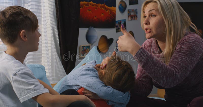 M?re parlant avec les enfants de m?mes parents se querellants image libre de droits M?re parlant avec les enfants de m?mes parents se querellants image libre de droits