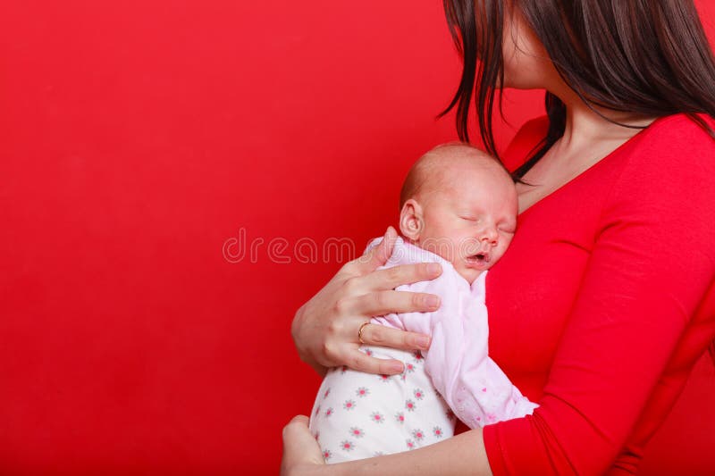 M?re tenant son petit b?b? nouveau-n? photo libre de droits M?re tenant son petit b?b? nouveau-n? photo libre de droits