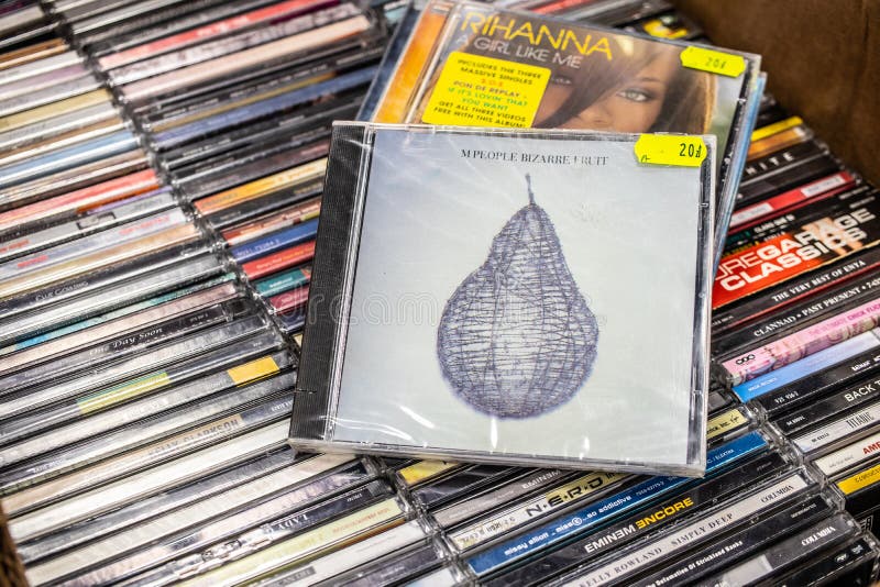 M Zaludnia cd albumow? Dziwaczn? owoc 1994 na pokazie dla sprzeda?y, s?awny Angielski muzyka taneczna zesp??, zdjęcie stock M Zaludnia cd albumow? Dziwaczn? owoc 1994 na pokazie dla sprzeda?y, s?awny Angielski muzyka taneczna zesp??, zdjęcie stock
