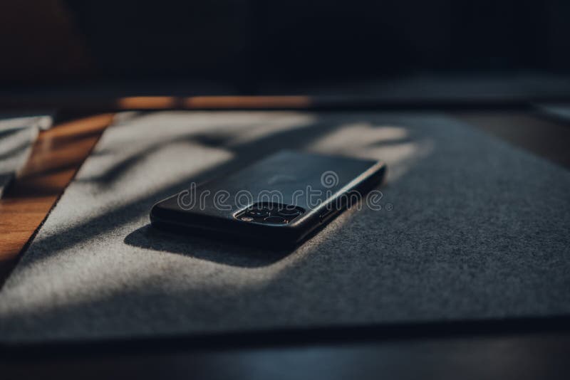 Maca Iphone 11 Pro Max Em Couros Num Foco Seletivo De Mesa Imagem Editorial Imagem De Couro Dispositivo
