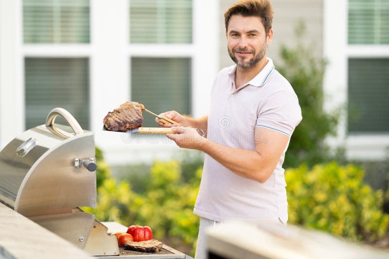 Maître Barbecue. Homme Hispanique D'âge Moyen En Tablier Pour