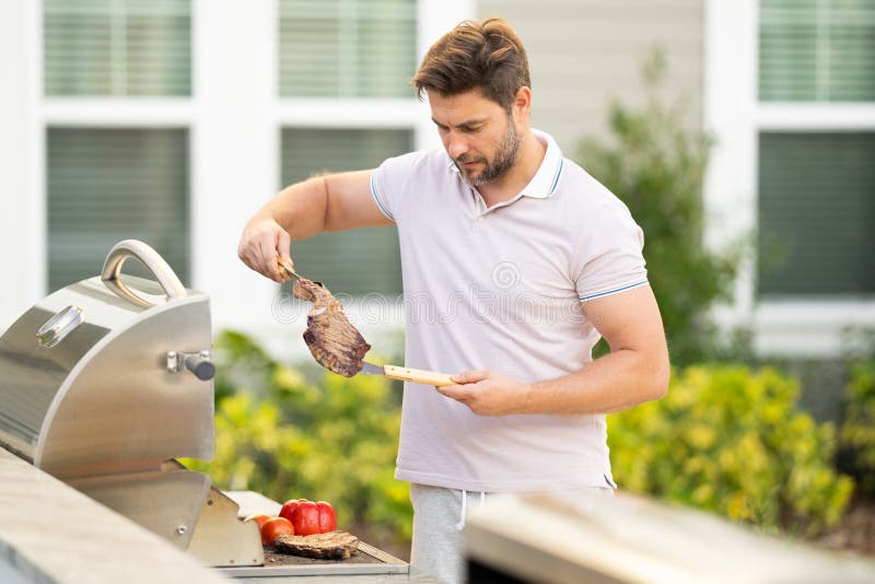 Maître Barbecue Homme Hispanique D'âge Moyen En Tablier Pour Rôtir