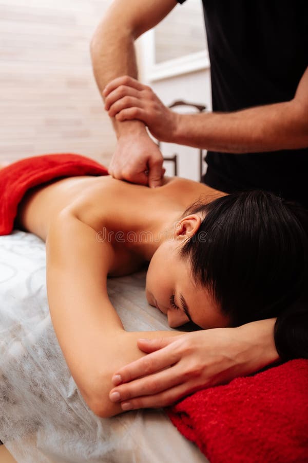 Ntr massage. Сильный массаж. Массаж спины полотенцем. Массаж девушка красное полотенце. Стронг массаж что это.