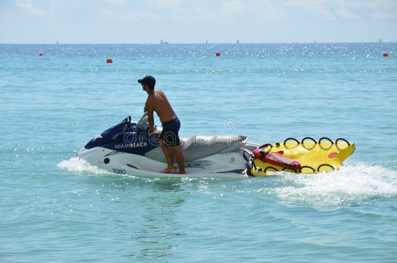 Scooter De Mer Sur La Plage-p Image stock - Image du actionné, activités:  46289937
