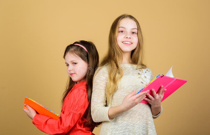 Ma? e dziewczyny z nutowymi ksi?? kami Przyja?? i zakon? e? ski workbooks dla pisa? tylna szko? y Ucznie target930_1_ ksi?? k? fotografia royalty free