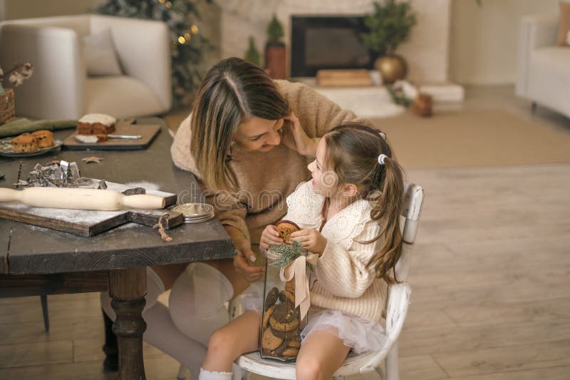 Ma fille mange des biscuits au chocolat au gingembre de noël dans un bocal. photo libre de droits