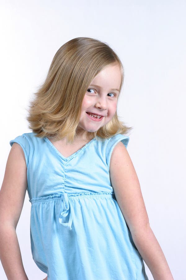 Belle fille de 7 ans image stock. Image du espace, caucasien