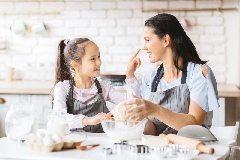 Ma mère et ma fille joueuses s'amusent en cuisine photos libres de droits