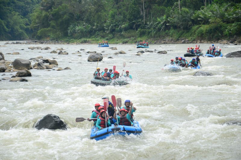 Ma najlepszy przepływ rzek na świecie. Rafting serayu jest jedną z atrakcji wodnych w postaci wędrówki wzdłuż rzeki serayu, która znajduje się na jalan banjarnegara km 15 randegan wioska sigaluh banjarnegara powiat banjarnegara regency central java.