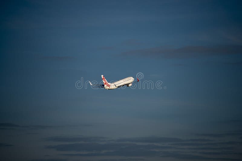 Maagdelijke Luchtvaartlijnenluchtbus die van kingsford-Smith Luchthaven, Sydney opstijgen royalty-vrije stock fotografie Maagdelijke Luchtvaartlijnenluchtbus die van kingsford-Smith Luchthaven, Sydney opstijgen royalty-vrije stock fotografie