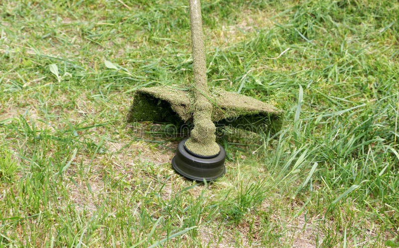 Maaimachineclose-up die groen gras maaien stock foto Maaimachineclose-up die groen gras maaien stock foto
