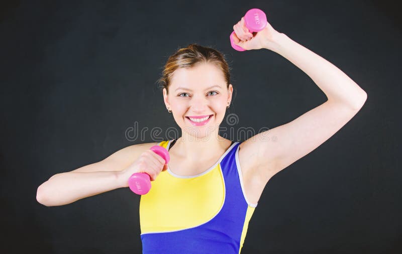Maak goede gewoontes en ze maken je Sterke spieren en macht Opleiding van een vrouw in de sportschool Gefeliciteerd met je werk royalty-vrije stock afbeeldingen Maak goede gewoontes en ze maken je Sterke spieren en macht Opleiding van een vrouw in de sportschool Gefeliciteerd met je werk royalty-vrije stock afbeeldingen