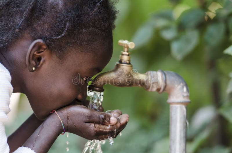 Maak het Symbool van de Zoet waterschaarste schoon: Het zwarte Meisje Drinken van Kraan