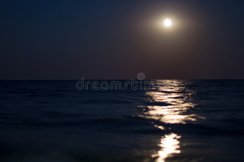 Maan in de nachthemel, overzeese horizon, golven stock fotografie Maan in de nachthemel, overzeese horizon, golven stock fotografie