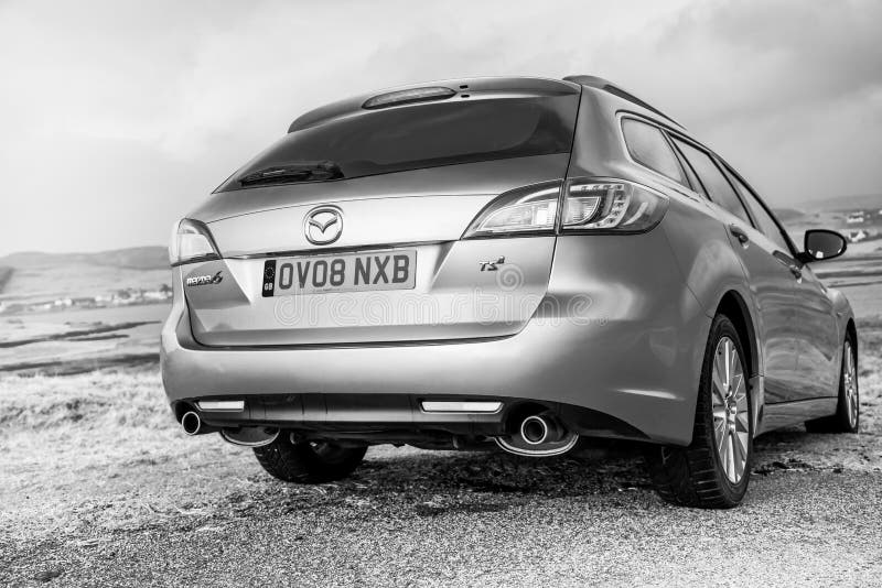 Maart 2015, Eiland van Skye, Schotland: Mazda 6 landgoed Zwart-wit GH - - Autofotografie stock fotografie Maart 2015, Eiland van Skye, Schotland: Mazda 6 landgoed Zwart-wit GH - - Autofotografie stock fotografie