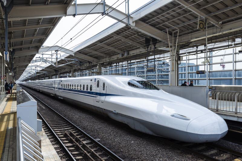 29 maart, 2019 - Kyoto, Japan: N700 Reeks Shinkansen die een einde maken bij een post, Japan royalty-vrije stock fotografie 29 maart, 2019 - Kyoto, Japan: N700 Reeks Shinkansen die een einde maken bij een post, Japan royalty-vrije stock fotografie