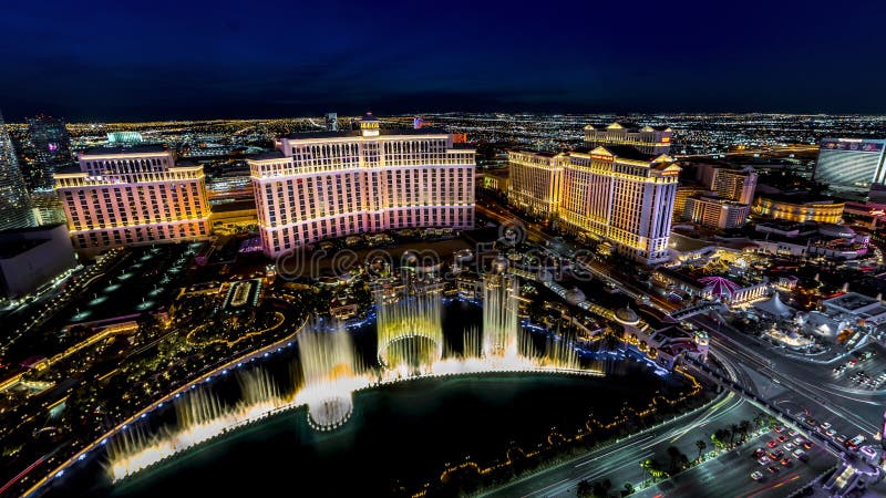 2 MAART, 2019 - Las Vegas, Nevada, de V.S. - Panorama van Las Vegas Nevada bij nacht met neon van de vlek van de de Torenmening v stock fotografie 2 MAART, 2019 - Las Vegas, Nevada, de V.S. - Panorama van Las Vegas Nevada bij nacht met neon van de vlek van de de Torenmening v stock fotografie