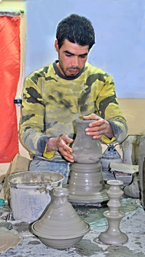 19 Maart 2019, Marokko De stad van Fez: De professionele pottenbakker toont zijn werk aan toeristen stock fotografie 19 Maart 2019, Marokko De stad van Fez: De professionele pottenbakker toont zijn werk aan toeristen stock fotografie