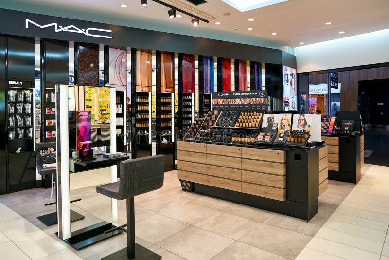 Mac shop ru. Магазин косметики мас. Косметичка Mac. Цюрих косметика. Мас косметика магазины адреса.