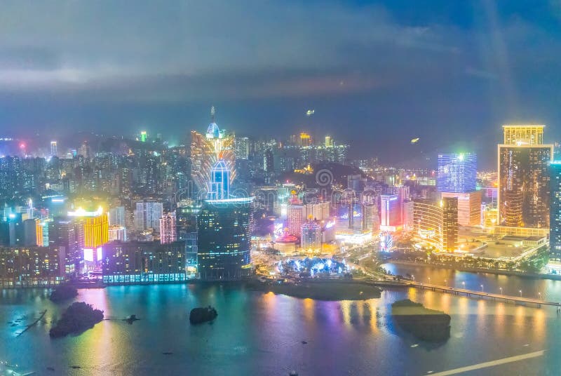 MACAO, CHINA - ABRIL DE 2014: Horizonte de la ciudad en la noche Macao es un fam imágenes de archivo libres de regalías MACAO, CHINA - ABRIL DE 2014: Horizonte de la ciudad en la noche Macao es un fam imágenes de archivo libres de regalías