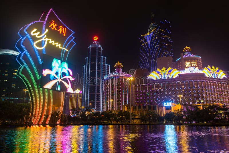 Macao, Cina - 2014 10 15: Macao - la capitale di gioco dell'Asia La foto dell'hotel famoso di Wynn fotografia stock libera da diritti Macao, Cina - 2014 10 15: Macao - la capitale di gioco dell'Asia La foto dell'hotel famoso di Wynn fotografia stock libera da diritti