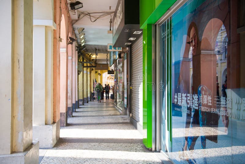 Macao - 16 gennaio 2018: Turista che cammina lungo la via dentro la a fotografie stock libere da diritti Macao - 16 gennaio 2018: Turista che cammina lungo la via dentro la a fotografie stock libere da diritti