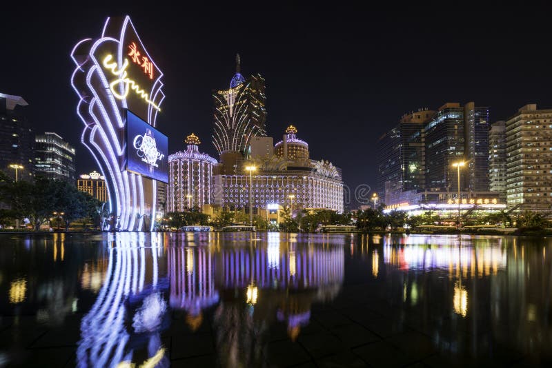 Macao Kina - Oktober 14, 2017: Nattsikt av Macao Macao Det storslagna Lissabonet är den mest högväxta byggnaden i Macao Macao och royaltyfri foto Macao Kina - Oktober 14, 2017: Nattsikt av Macao Macao Det storslagna Lissabonet är den mest högväxta byggnaden i Macao Macao och royaltyfri foto