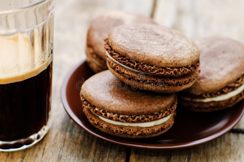 Macaron del chocolate con el queso cremoso y el café fotos de archivo libres de regalías Macaron del chocolate con el queso cremoso y el café fotos de archivo libres de regalías