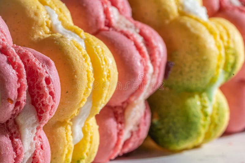 Macaron-Macaron in Erdbeerrosa und Zitronengelb stockbild