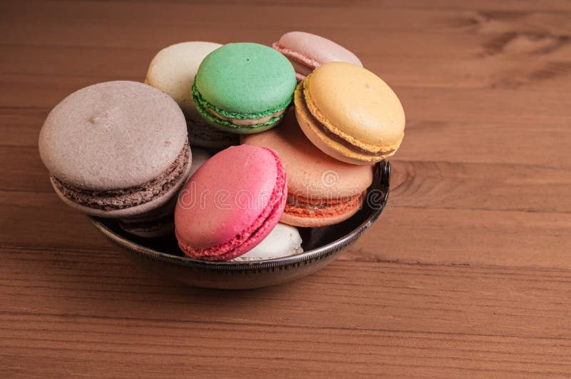 Macaron francese variopinto o pila italiana del macaron sul canestro immagine stock libera da diritti Macaron francese variopinto o pila italiana del macaron sul canestro immagine stock libera da diritti