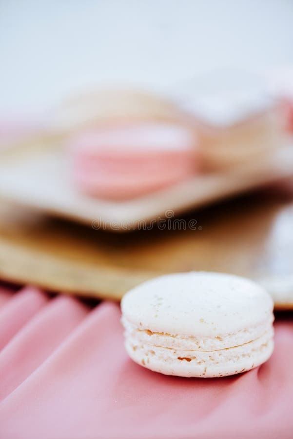 Macaron multicolore d'un plat image stock Macaron multicolore d'un plat image stock