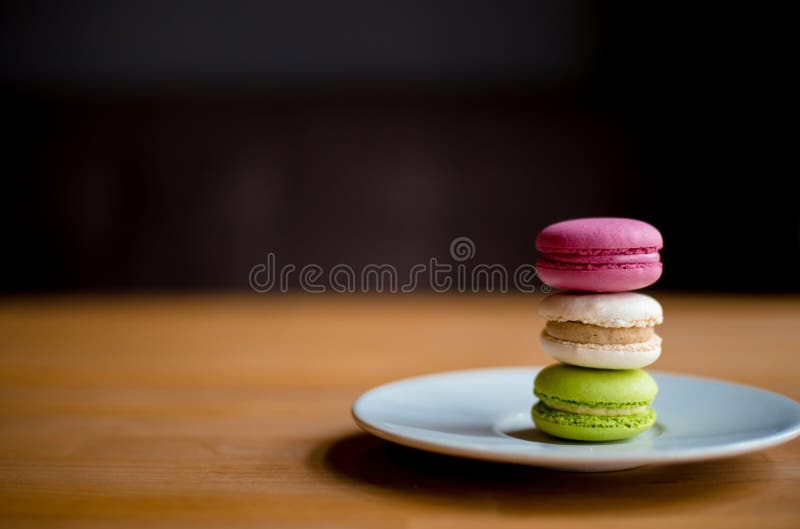 Macaron ou macaron coloré de plat images libres de droits Macaron ou macaron coloré de plat images libres de droits