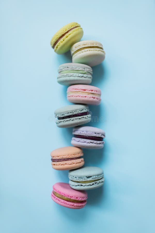 Macaron ou macaron de gâteau sur le fond bleu en pastel d'en haut Vue sup?rieure photos libres de droits Macaron ou macaron de gâteau sur le fond bleu en pastel d'en haut Vue sup?rieure photos libres de droits